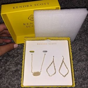 Sophia Earrings & Elisa Necklace Gift Set In Gold